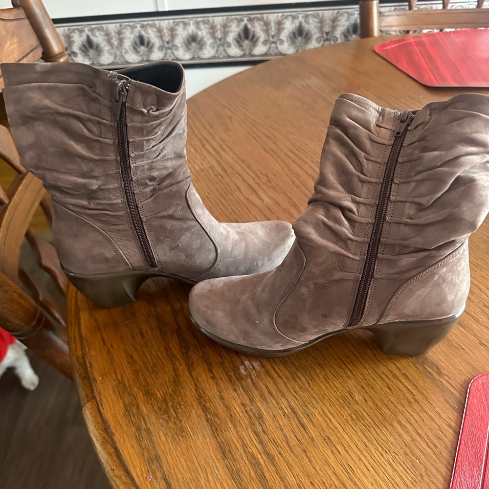 Naot size 37(6) cute slouch boot